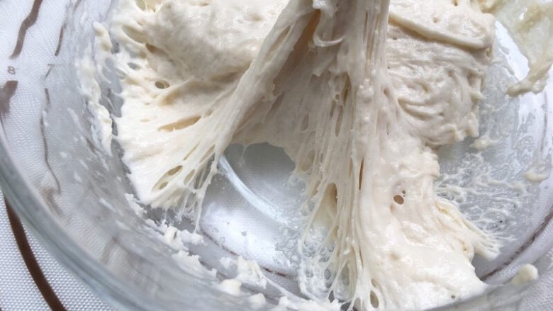奶油吐司（波兰种）,发酵至有很多泡泡的状态，拉开来呈蜂窝状，有些许的酸味属于正常现象。