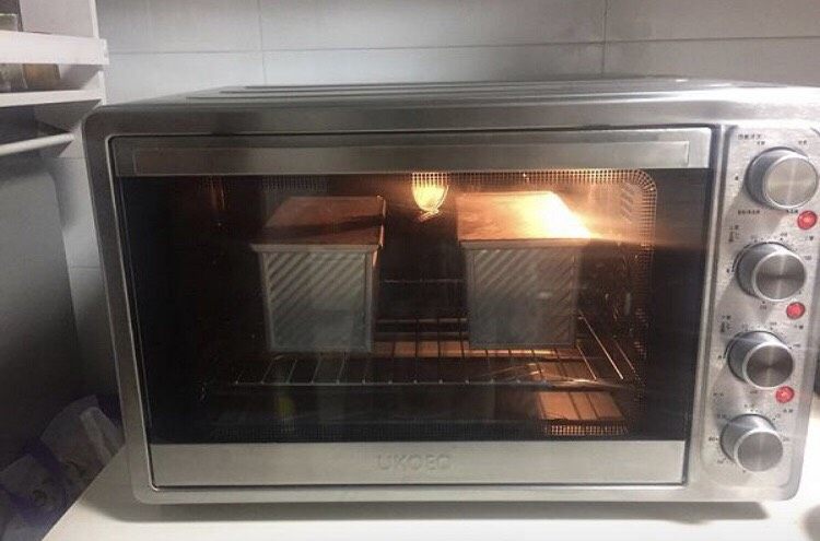 奶油吐司（波兰种）,烤箱提前充分预热，上火170小火190度烤35分钟，加盖吐司可以上下火温度180。