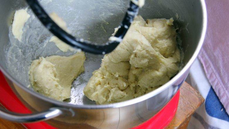 金钱小面包,继续搅拌20分钟，黄油就渗透面团中。