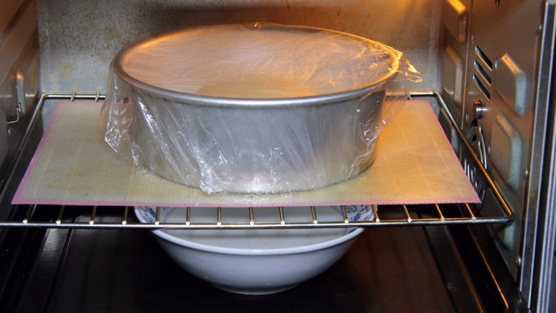 金钱小面包,烤箱发酵档，模具送入烤箱，下面放热水发酵60分钟，30分钟后换一碗热水。