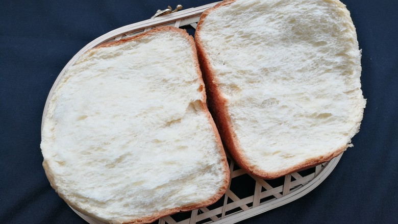 年味+甜甜蜜蜜黄金甜面包,最喜欢用手掰开面包里面不错吧😁