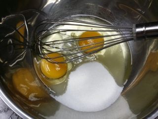 柠檬玛德琳蛋糕,将砂糖和盐加入鸡蛋中。