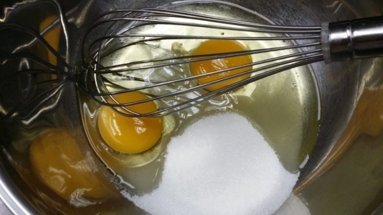 柠檬玛德琳蛋糕,将砂糖和盐加入鸡蛋中。