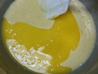 柠檬玛德琳蛋糕,加入融化的黄油拌匀。