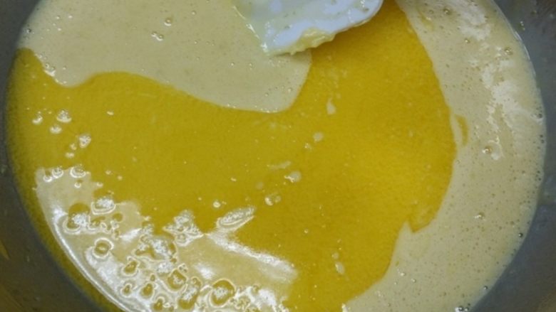 柠檬玛德琳蛋糕,加入融化的黄油拌匀。