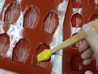 柠檬玛德琳蛋糕,这时候准备模具,模具用硅胶刷涂上油.