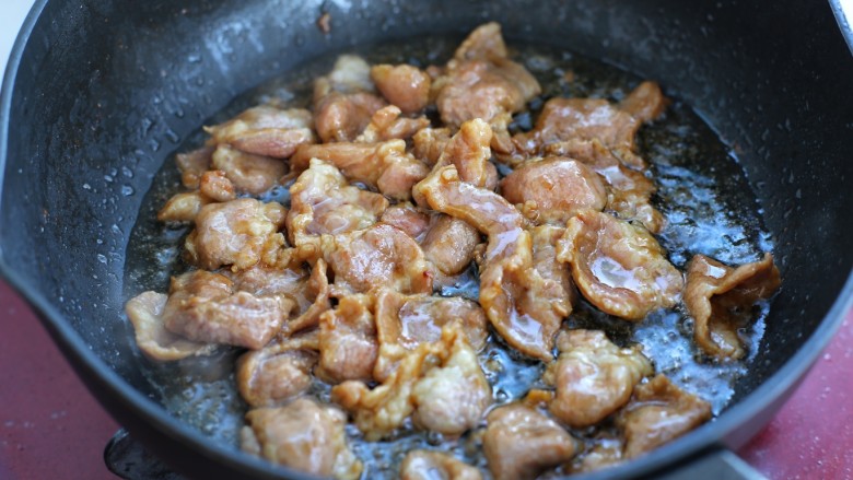 荷兰豆炒肉,另起锅放适量食用油烧热后，将腌制好的肉片炒熟盛出备用