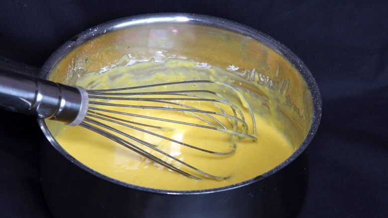 南瓜泥戚风蛋糕,用蛋抽来回翻拌均匀，蛋黄糊应该是细腻浓稠，可以流动的一种。