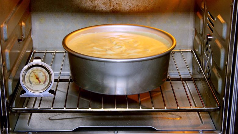 南瓜泥戚风蛋糕,烤箱预热至150度，时间40分钟烤完全程。