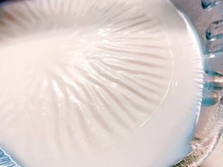 经微波烘焙的红豆双皮奶💞,将奶皮留于碗内，注意不要将碗底的纯牛奶倒净，不然奶皮容易贴于碗底，难以重新浮起。