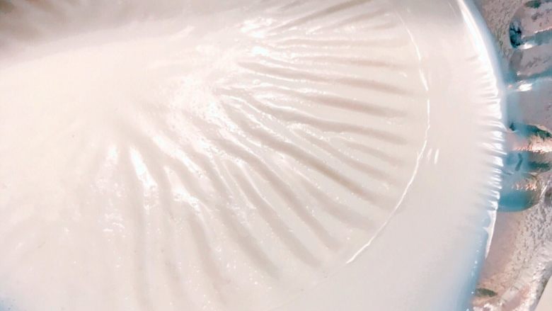 经微波烘焙的红豆双皮奶💞,将奶皮留于碗内，注意不要将碗底的纯牛奶倒净，不然奶皮容易贴于碗底，难以重新浮起。