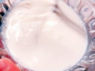 经微波烘焙的红豆双皮奶💞,将纯牛奶与蛋清淡奶油含糖混合液搅匀，形成双皮奶的奶液。