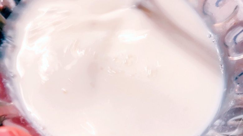 经微波烘焙的红豆双皮奶💞,将纯牛奶与蛋清淡奶油含糖混合液搅匀，形成双皮奶的奶液。