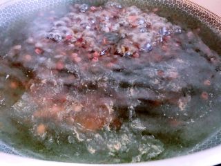 经微波烘焙的红豆双皮奶💞,在1000度适宜蒸煮的温度下，煮30分钟。至红豆外皮绽开且红豆起沙为宜。