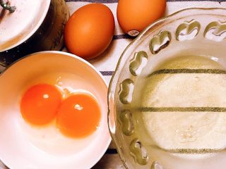 经微波烘焙的红豆双皮奶💞,将两个笨鸡蛋去壳，在碗内剥离出蛋清，搅匀。