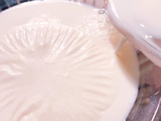 经微波烘焙的红豆双皮奶💞,再将双皮奶的奶液缓慢倒入有奶皮的纯牛奶中，使奶皮浮起到表层。