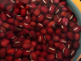 经微波烘焙的红豆双皮奶💞,将红豆洗净。
