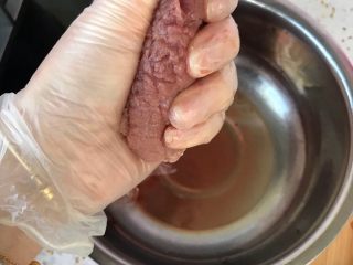 小炒黄牛肉,常温解冻好的牛肉片把水份挤干