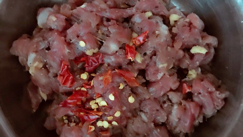 小炒黄牛肉,锅子里热油的同时取一个干红辣椒剪成小段在牛肉丁上即可，
