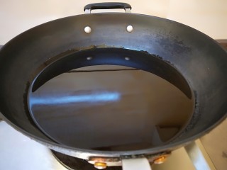 蕃茄烧带鱼,锅中倒入1000克色拉油烧7成热。