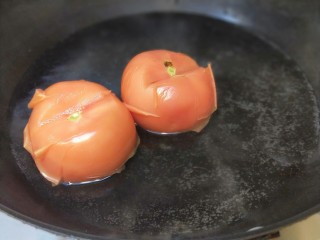 蕃茄烧带鱼,开水锅烫一下捞出来。