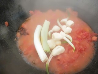 蕃茄烧带鱼,在一起放入八角葱蒜。