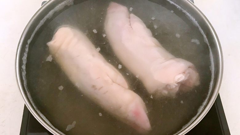 秘制香卤猪手,锅里加入冷水放入猪手，水开后焯水5分钟