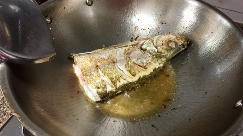 我爱鱼鲜系列➕红烧翘嘴鲌,鱼身用纸巾吸干水分，放入锅中，用煸好的蒜油中火煎鱼，