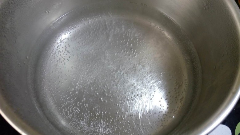 凉拌蒜香金针菇,锅内放清水煮沸。