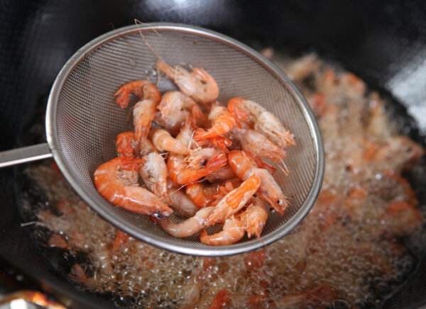 酱油籽虾,炸一分钟就可以了，用漏勺捞出