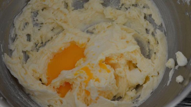 年货-送礼佳品～杏仁酥（猪油版）,第一次加入蛋液打至完全融合再加入第二次蛋液，和第一次一样打至完全融合
