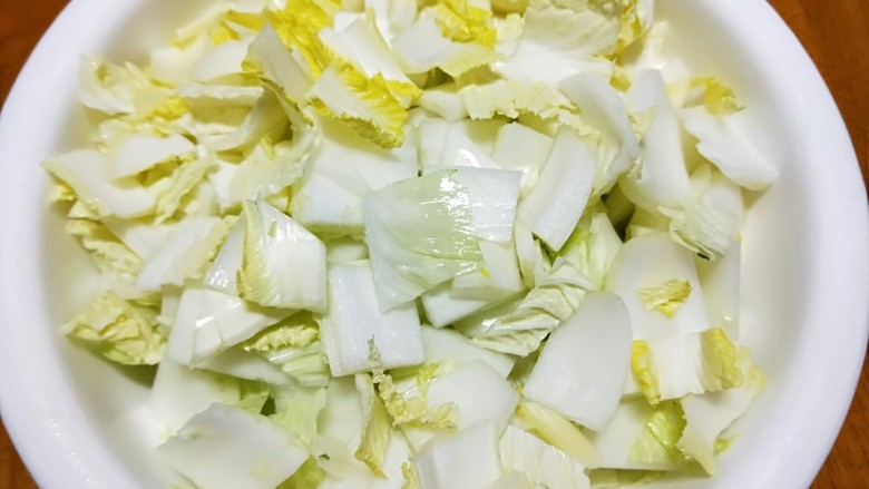 新年第一餐～解油腻的小菜爆淹白菜帮,放入盆中。