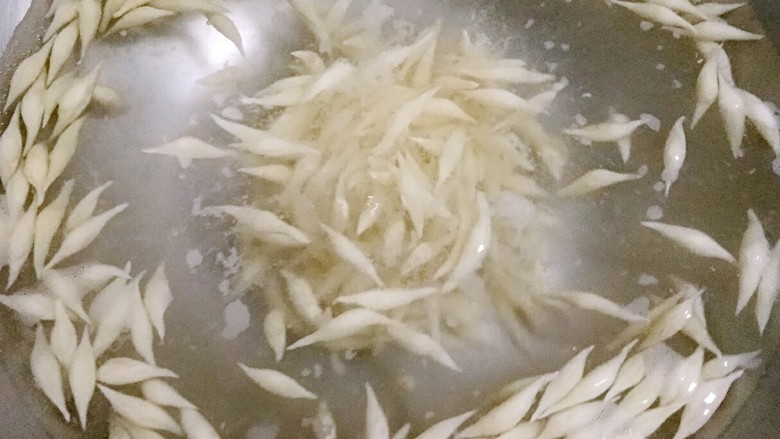 甘肃搓鱼面,锅中适量的水烧开，将搓鱼面入锅煮3-5分钟。