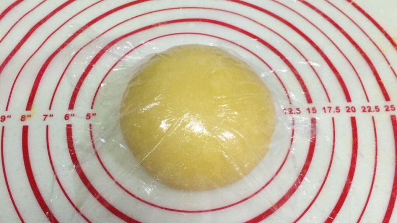 香酥沙琪玛,把面团移动到揉面台上，揉成光滑的面团，盖上保鲜膜松弛15分钟。