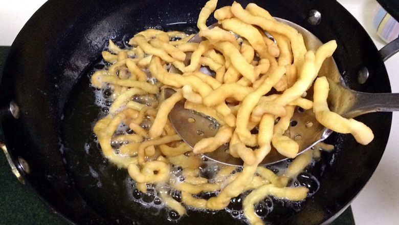 香酥沙琪玛,炸至面条金黄色，就可以捞起沥干油备用。