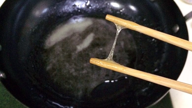 香酥沙琪玛,加热至糖浆115度即可，若是没有温度计可以用筷子挑一点糖浆，稍冷却后可以拉丝即可。