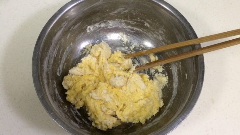 香酥沙琪玛,用筷子搅拌均匀成棉絮状。