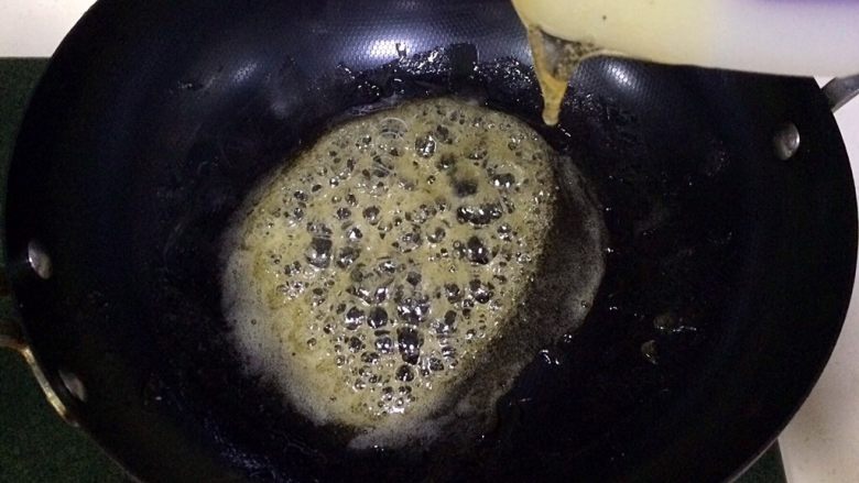 香酥沙琪玛,加热沸腾之前不要搅拌，不然糖会结晶出沙，等糖浆沸腾之后就可以搅拌了。