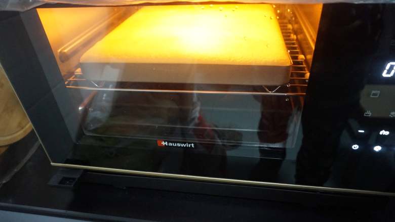 奇亚籽草莓酱蛋糕卷,烤箱预热150°C，中层烤30分钟