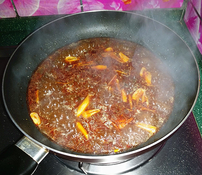 香菇豆豉辣酱炒年糕,接着再加适量清水、再转大火烧开