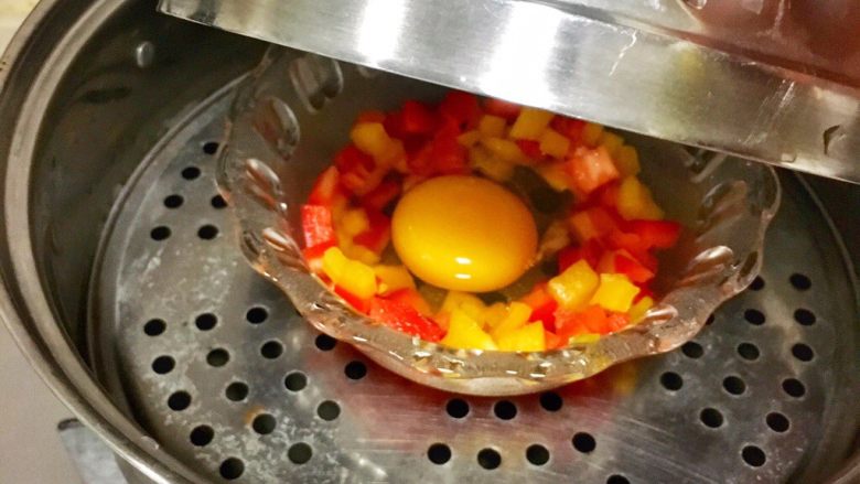 宝宝辅食11M➕：彩椒蒸蛋,上面倒扣一个盘子或者容器，防止水蒸气倒流，大火蒸10-15分钟左右等鸡蛋凝固就好啦～