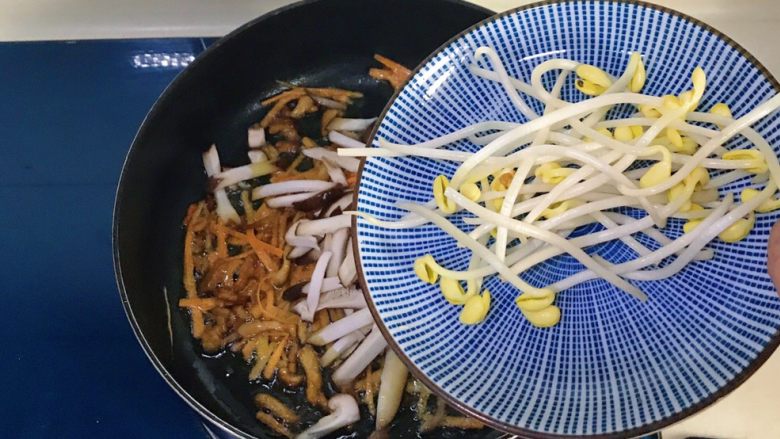超火美食综艺节目尹餐厅之炒杂菜,倒入黄豆芽翻炒