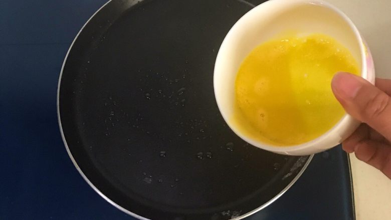 超火美食综艺节目尹餐厅之炒杂菜,剩下的蛋黄液也用同样方法摊好薄饼