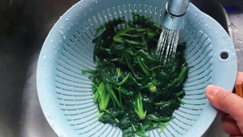 超火美食综艺节目尹餐厅之炒杂菜,捞出用冷水冲凉备用，这样才能更好地保持菠菜碧绿的颜色