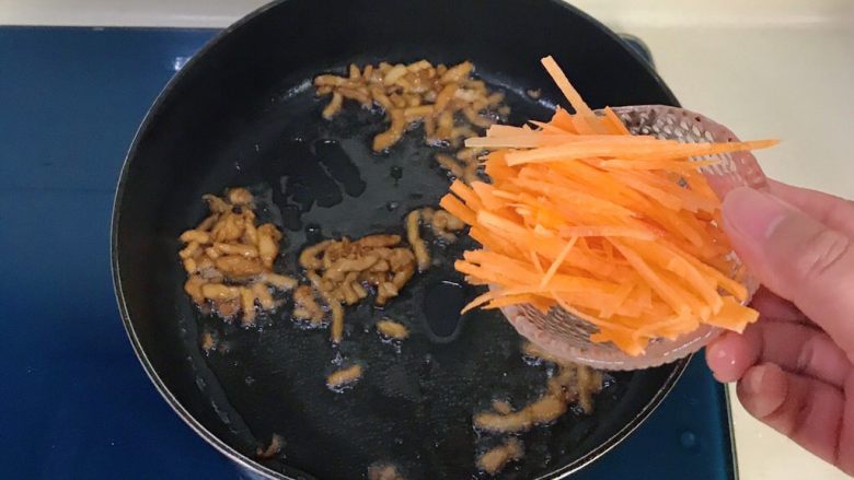 超火美食综艺节目尹餐厅之炒杂菜,炒至变色倒入胡萝卜丝翻炒均匀