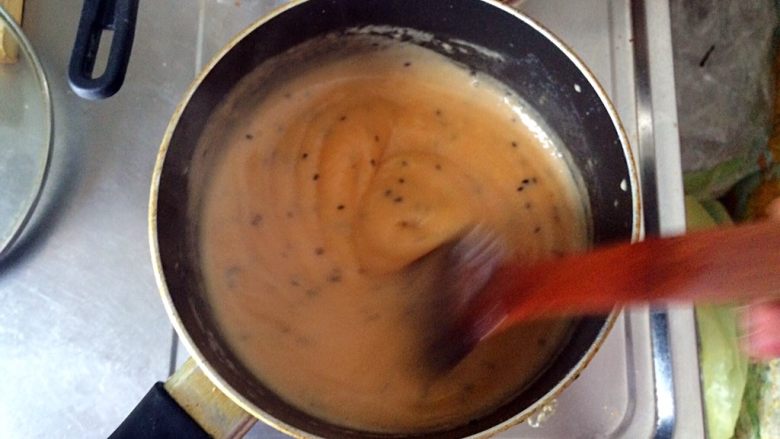 木瓜椰蓉奶冻,大火将锅烧热后，转小火，并不停的搅拌。