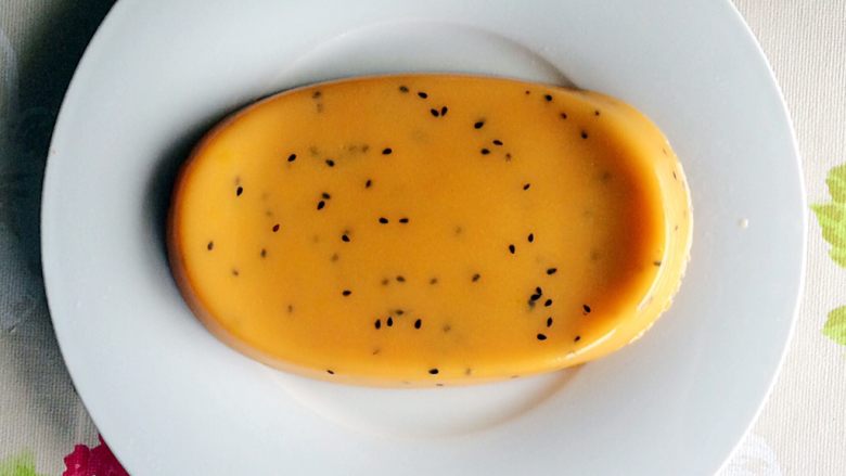木瓜椰蓉奶冻,倒扣盘中，切成自己喜欢的形状。