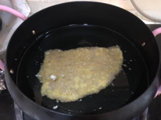 面包糠炸猪排,放入油锅煎至两面金黄
