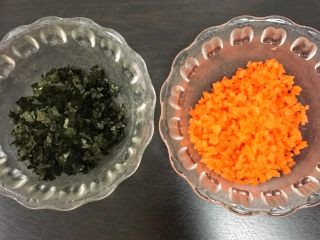 海苔饭团,将胡萝卜洗净去皮切成小丁备用；海苔撕碎或切碎备用