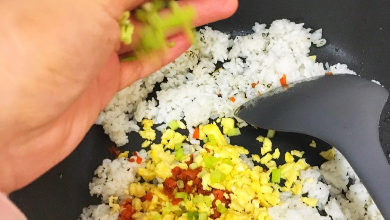 海苔饭团,倒入米饭，放入胡萝卜丁、鸡蛋和小葱末